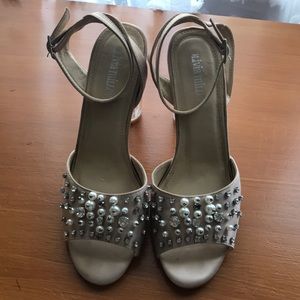 Beige heel with gem and pearl